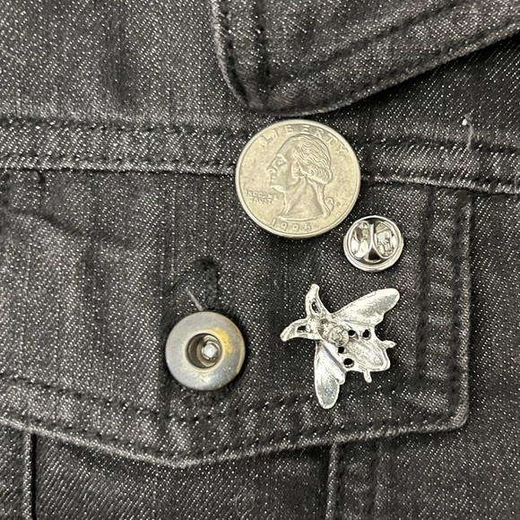 New Bee Pin Vintage Style Color: Silver - Picture 4 of 4